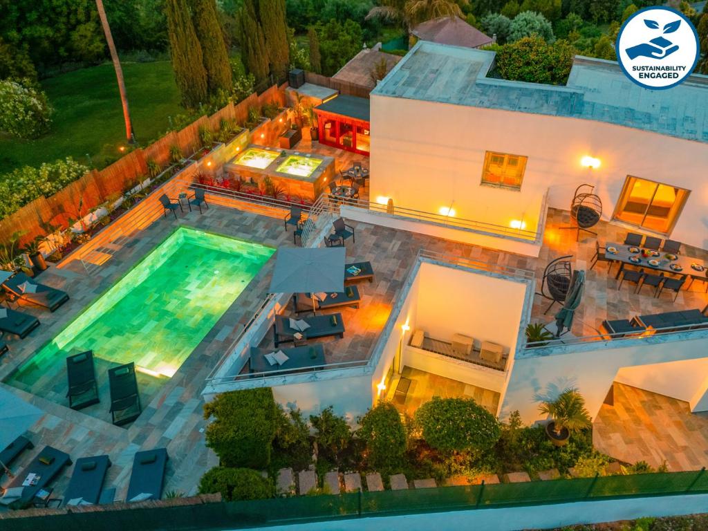 an overhead view of a house with a swimming pool at Villa Santa Rosa - Conforto e lazer com piscina e zona de jogos em Armação de Pêra in Armação de Pêra