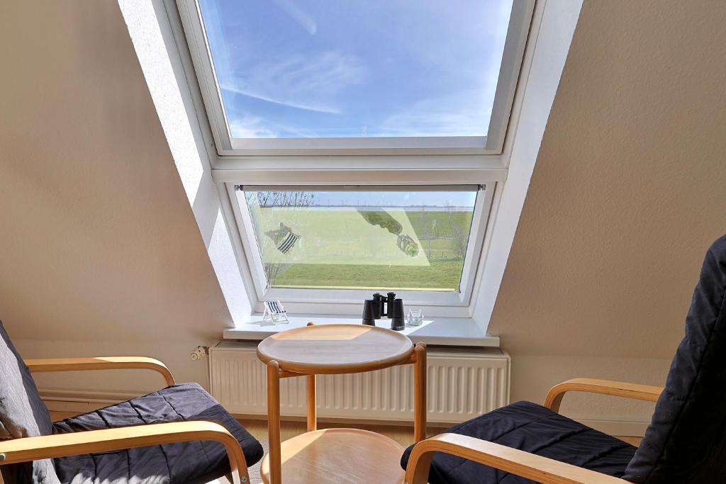 a skylight in a room with a table and chairs at Süderhafen 2c in Nordstrand