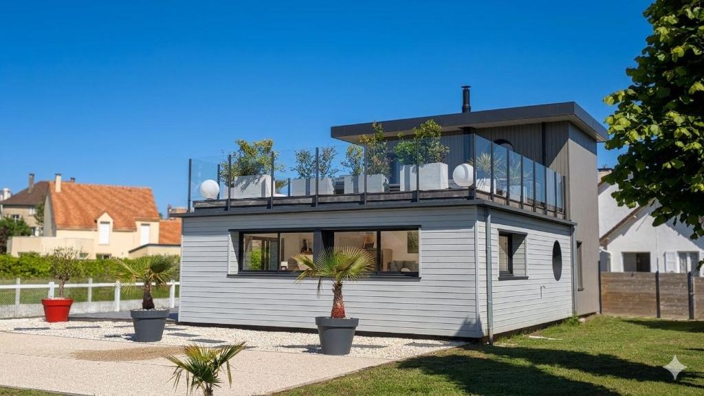 a house with a balcony on top of it at Maison avec toit terrasse in Villers-sur-Mer
