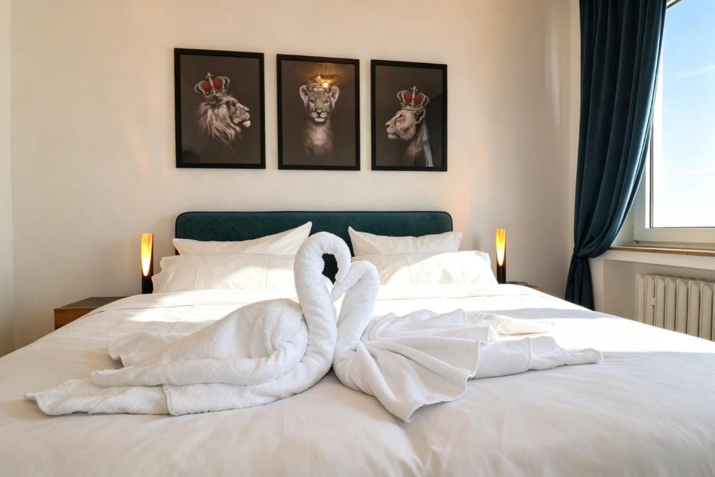 a bed with two swans made out of towels at Altstadt Suites am Kamp, Parkhaus möglich in Paderborn