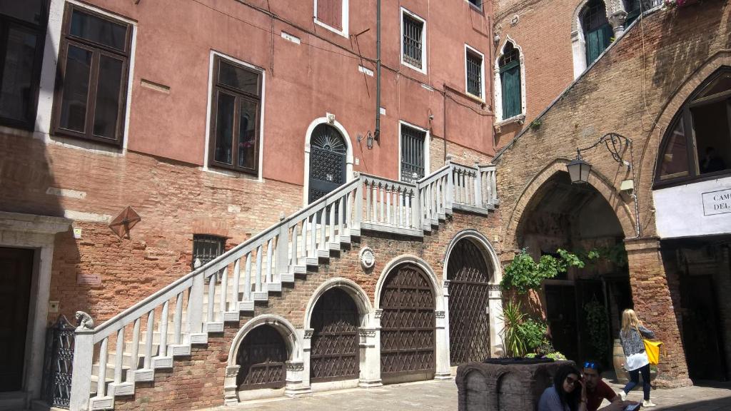 ヴェネツィアにあるスカロン デル ドージェの階段を横に設けたレンガ造りの建物