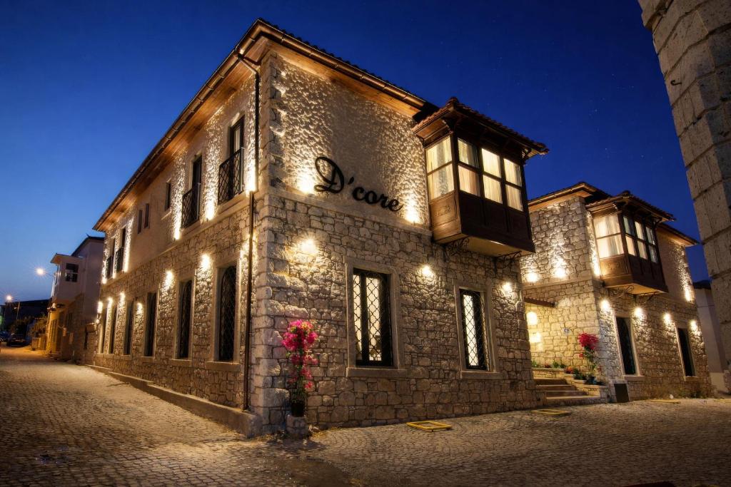 ein Steingebäude, das nachts beleuchtet ist in der Unterkunft D'core Alacati in Cesme