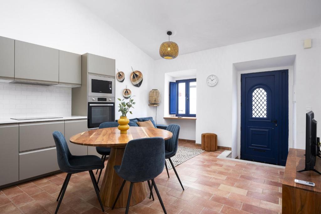 Trevo Laranja - Traditional House by HD