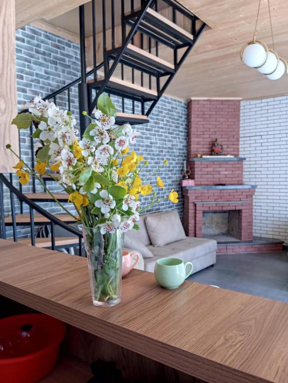 a vase of flowers on a table in a living room at Khedi Utsera in Utsera