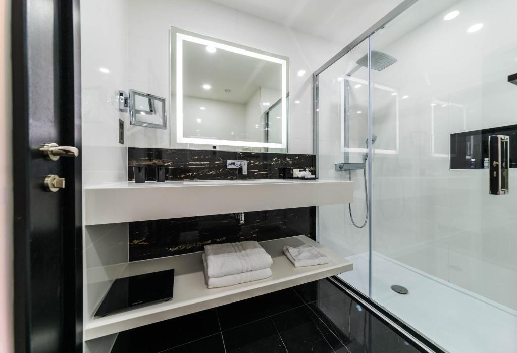 Montcalm Royal London House, London City - Resim 3