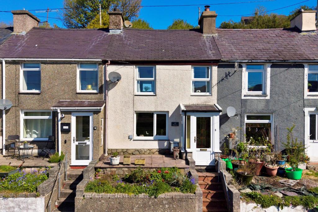 a house with a garden in front of it at Finest Retreats - Delfryn in Talysarn