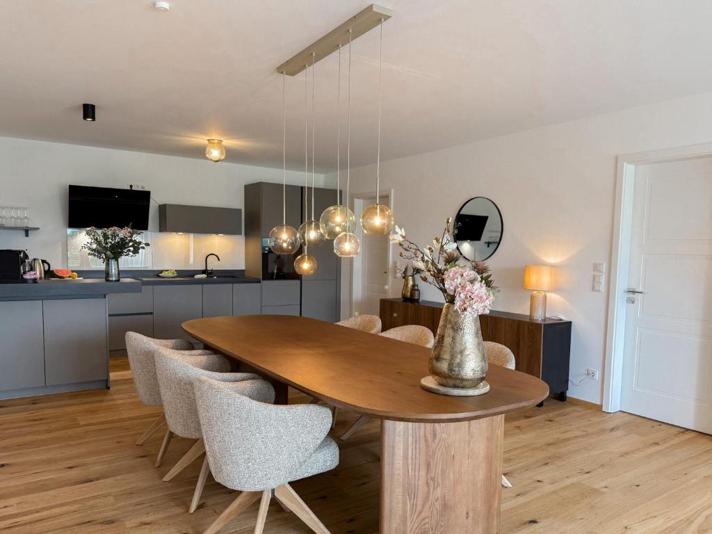 a kitchen and dining room with a wooden table and chairs at Ferienwohnung Uferchalet am Dümmer See in Lembruch
