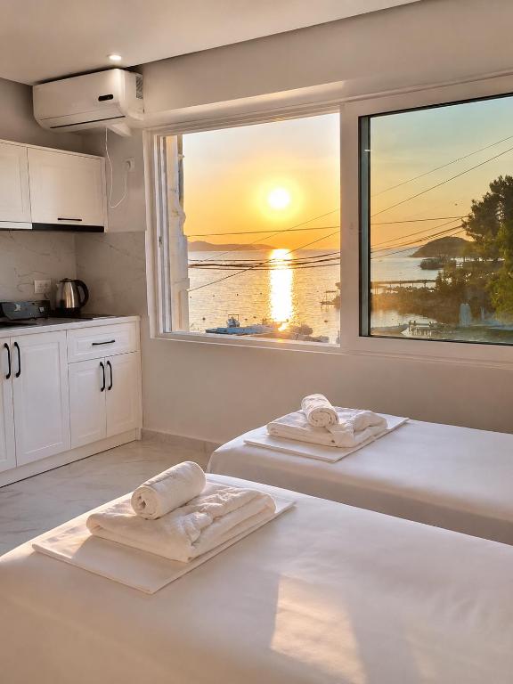 two beds in a room with a view of the ocean at Dream Seaview Apartment INI in Íshulli i Tetranisit