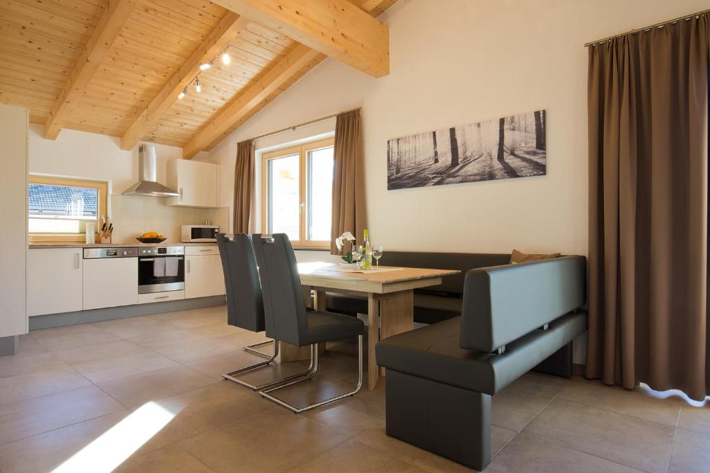 eine Küche und ein Esszimmer mit einem Tisch und Stühlen in der Unterkunft Alps 3000-2 in Umhausen