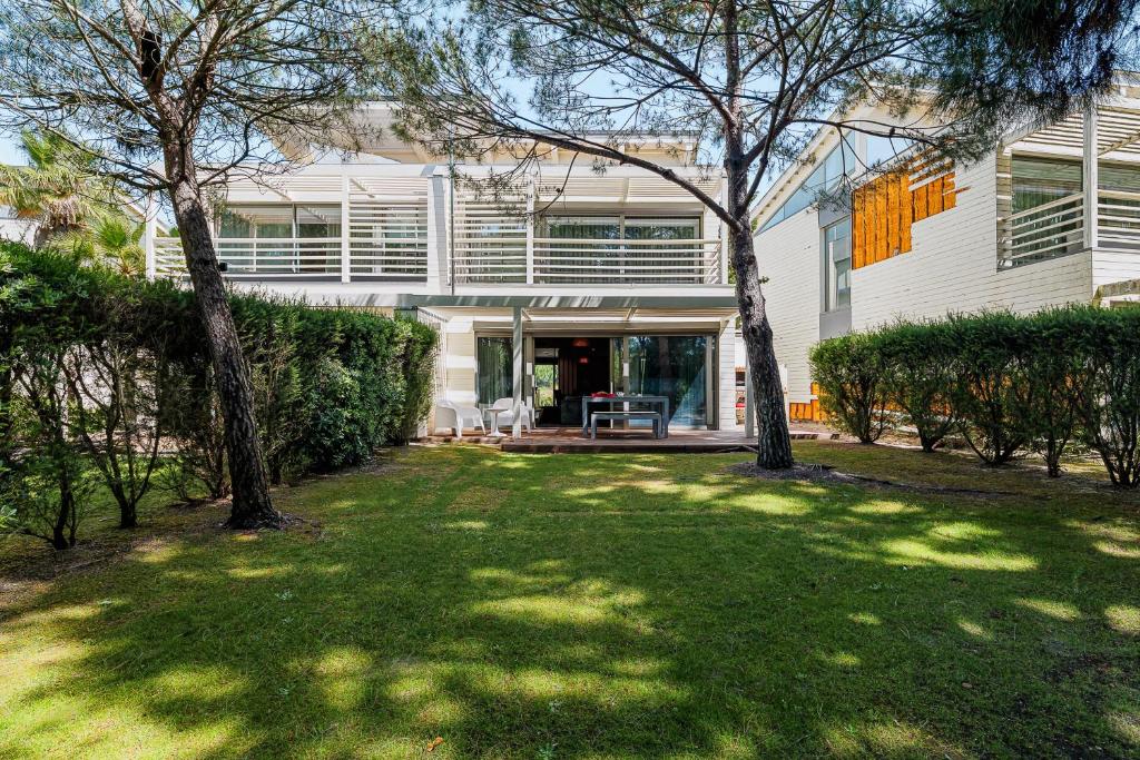 a house with a yard with trees in front of it at Ocean Village Eden in Troia