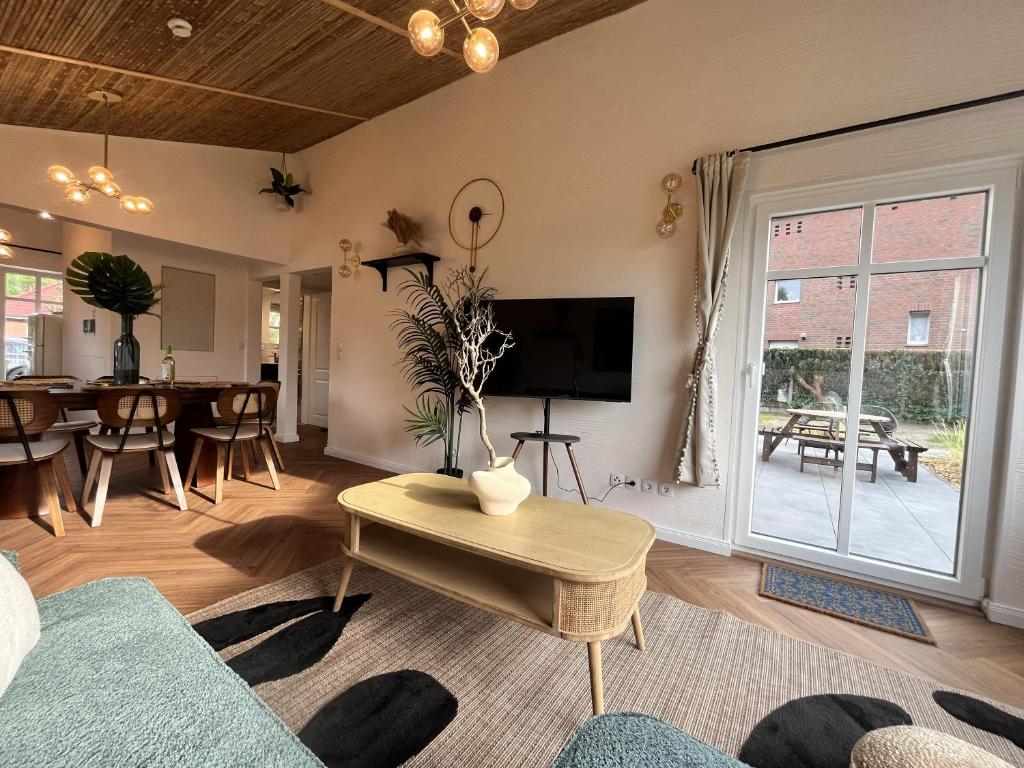 a living room with a couch and a table at Wooden Silence - Wo Ruhe zuhause ist in Soltau
