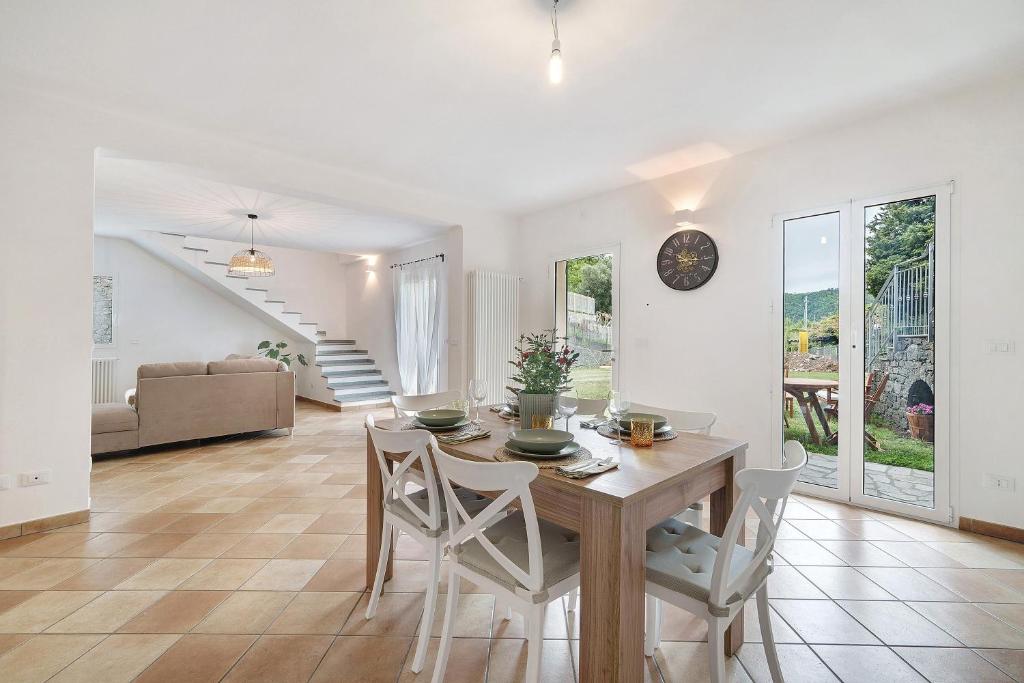 a kitchen and dining room with a table and chairs at Cà da Trûcca in Varazze