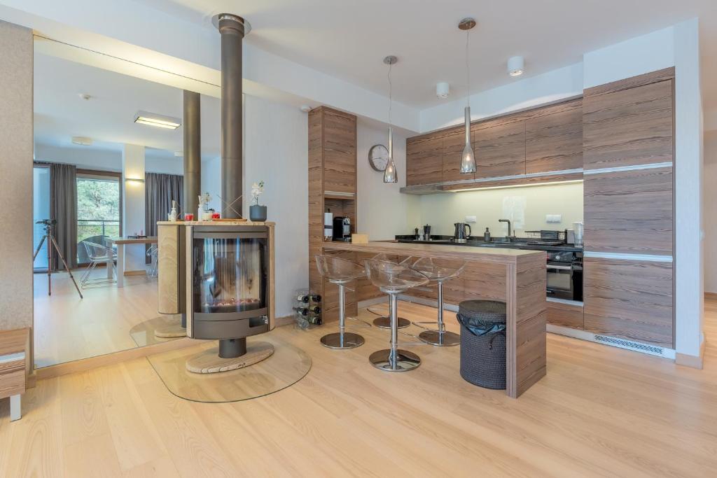 a living room with a tv and a kitchen at Mierki da Marco in Mörken