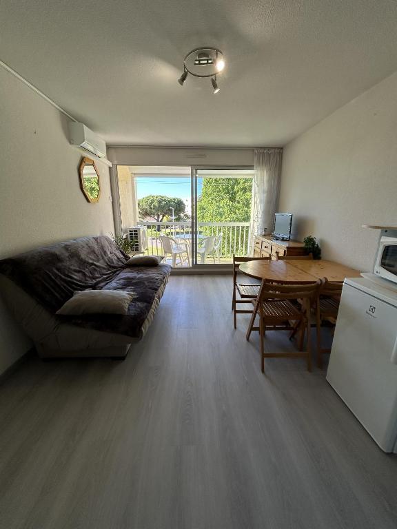 AS27185-Studio cabine à 200m plage avec parking et clim