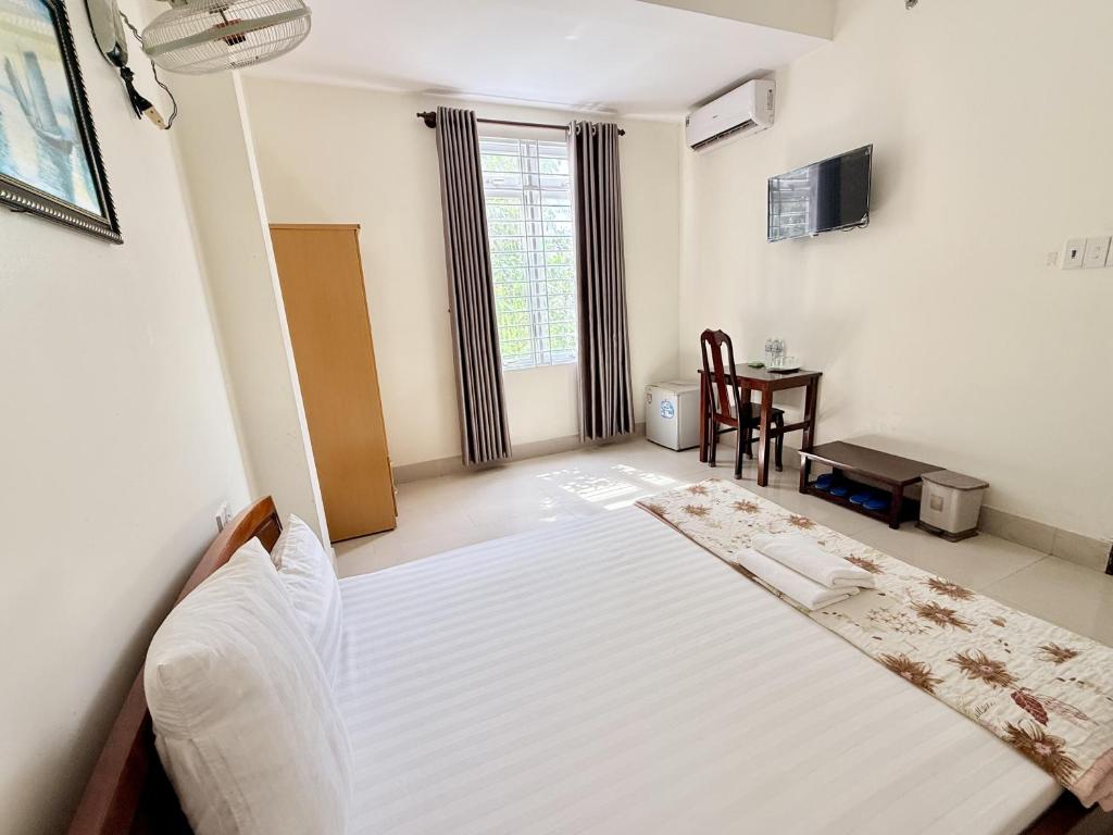 a bedroom with a large bed in a room at Thinh Khang Hotel Vung Tau in Vung Tau