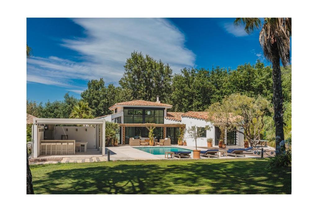 a house with a swimming pool and a yard at Villa avec piscine chauffée, proche Saint-Tropez et plages in Gassin