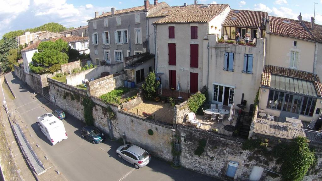 una vista aérea de una ciudad con edificios y coches en Les Terraces Sur La Dordogne, en Sainte-Foy-la-Grande