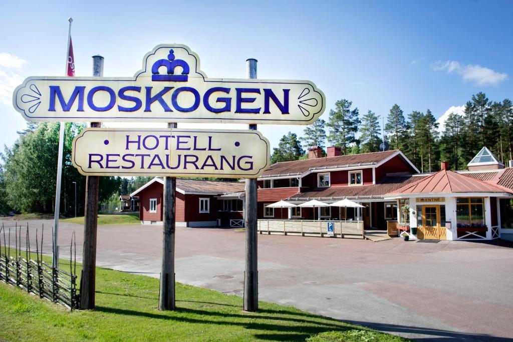 a sign for a hotel restaurant in front of a building at Hotell Moskogen in Leksand