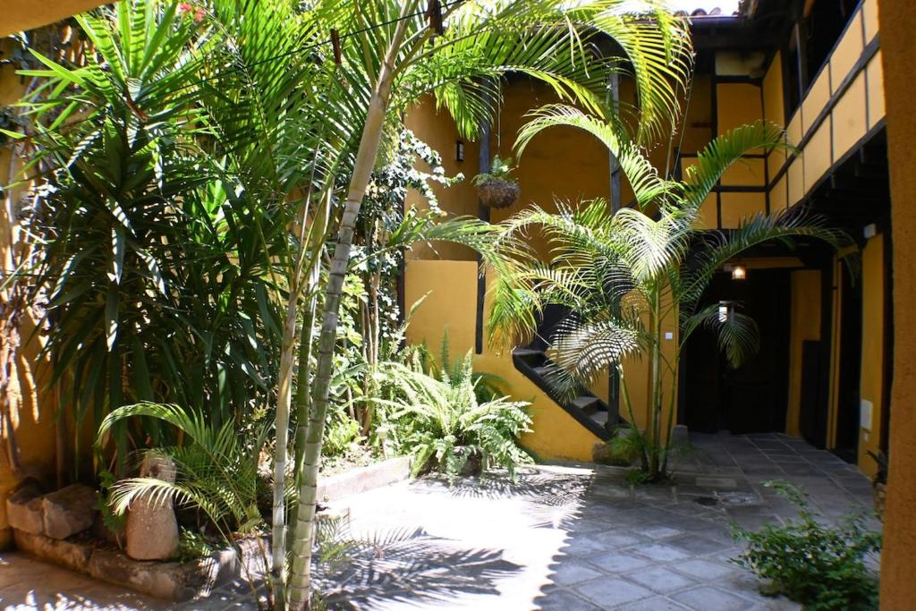 a courtyard with palm trees and a building at Casa la Moringa in Los Silos