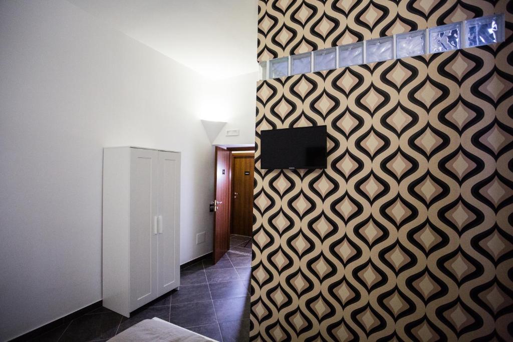 een hal met een muur met een tv erop bij Casa Retro' in Potenza