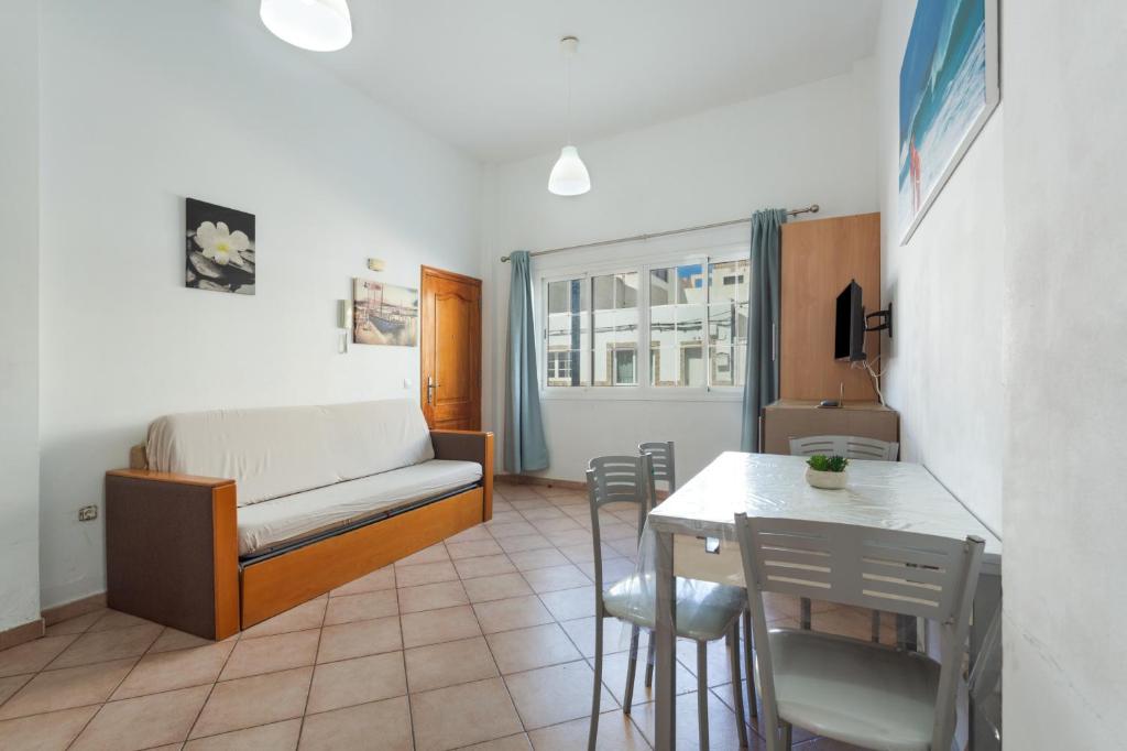 a living room with a couch and a table at Apartamento Luminoso Lagos Cotillo in El Cotillo