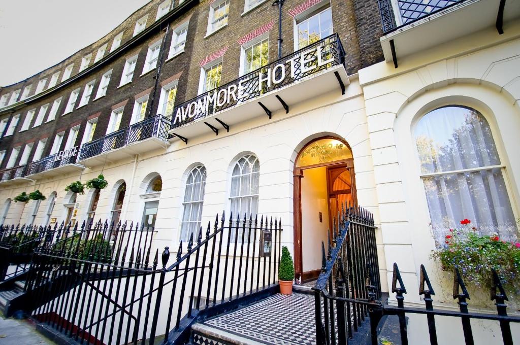 ロンドンにあるエイヴォンモア ホテルの紋章を読む看板のある建物