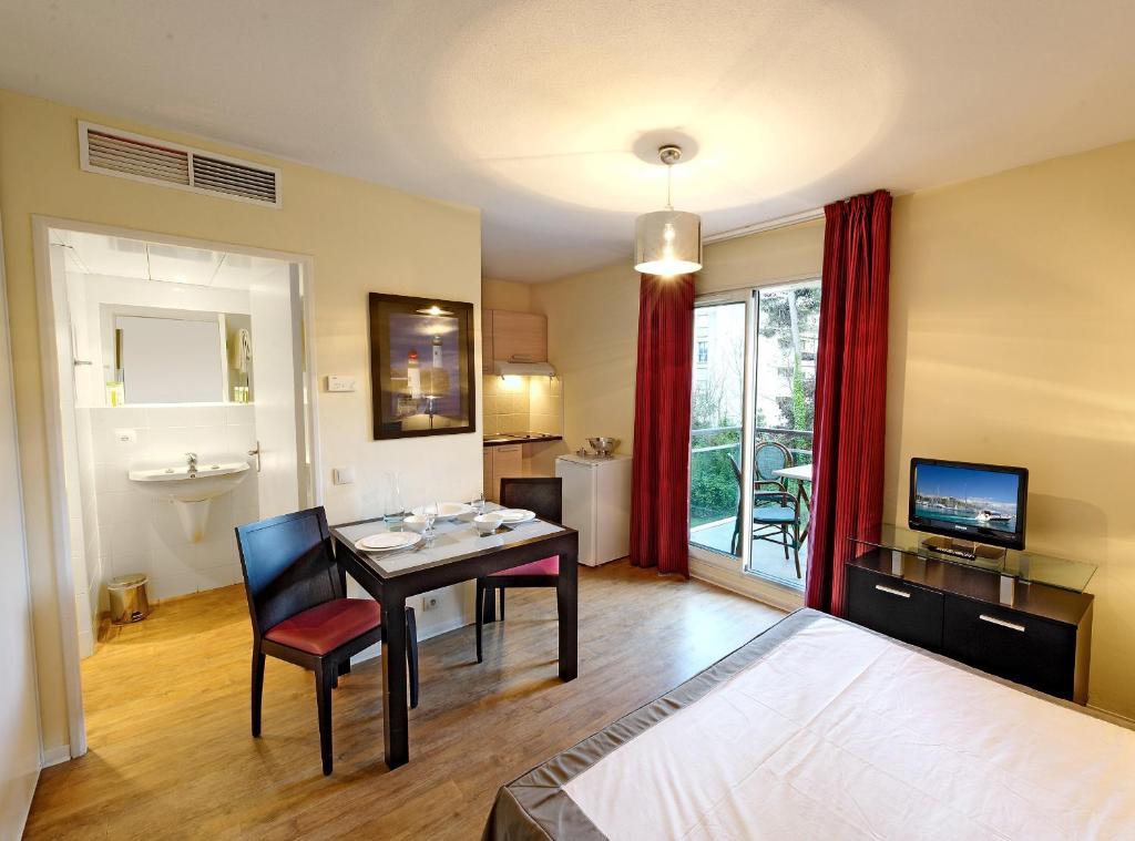 TV a/nebo společenská místnost v ubytování Appart Hotel Odalys City Antibes Olympe