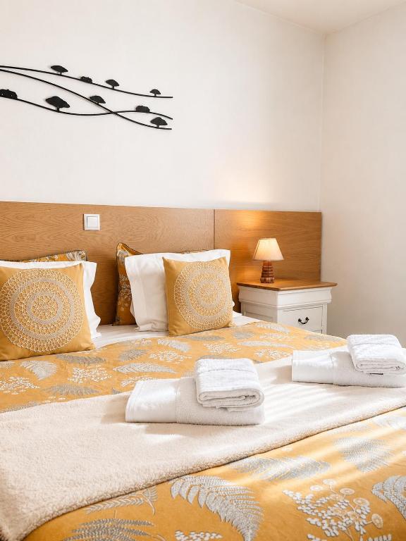 a large bed with two towels on top of it at Refúgio do Vidoeiro in Geres