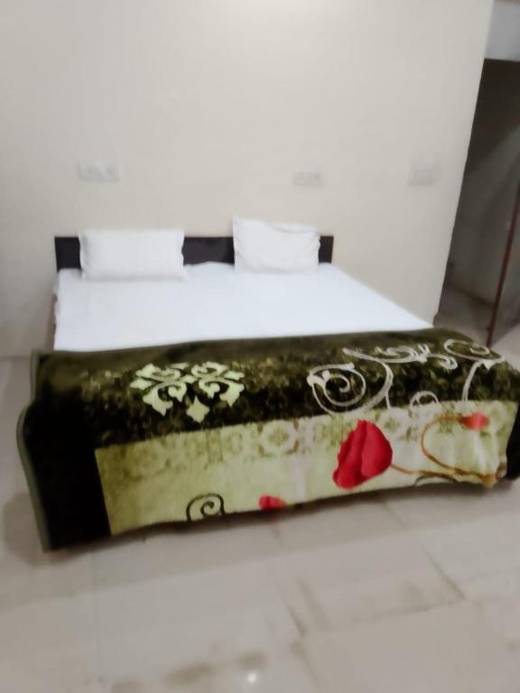 a piece of cake sitting on top of a bed at Radharani Sewa Sadan in Vrindāvan