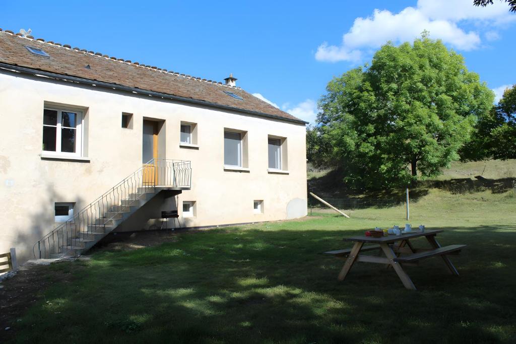 a picnic table in a yard next to a building at Gîte Du Mas De La Font in Meyrueis