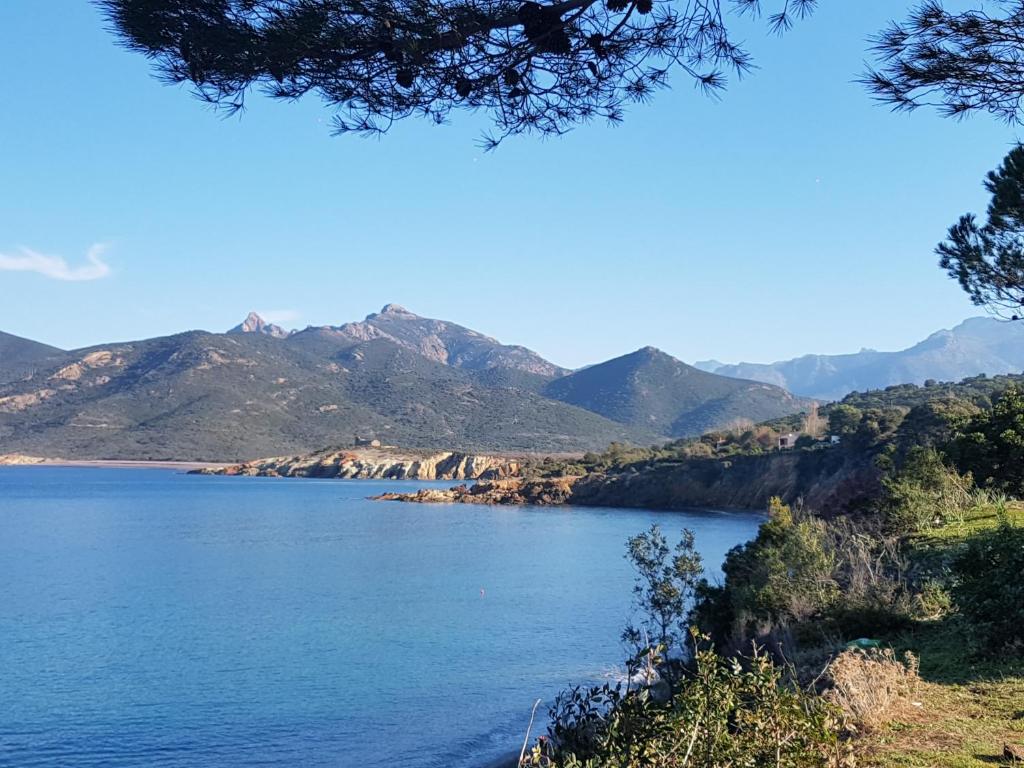 ガレリアにあるL'auberge Galeriaの山々を背景にした湖の景色