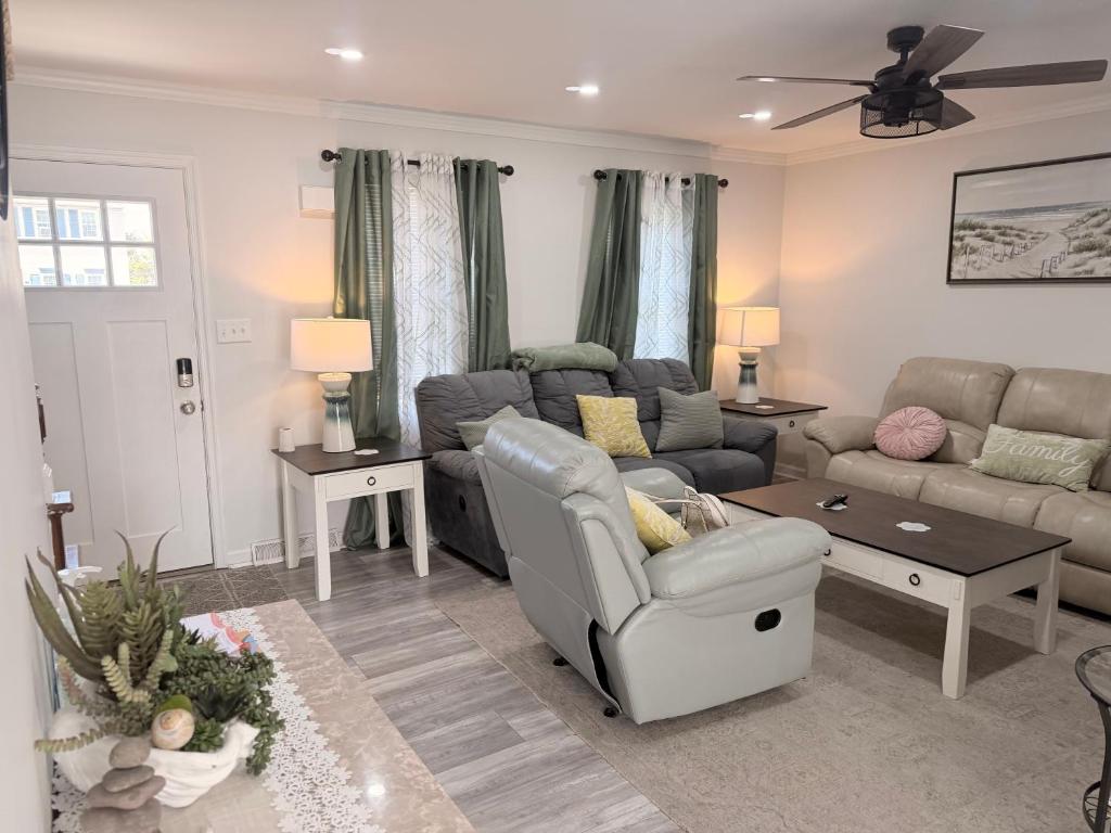 a living room with a couch and a table at School Village Walk-in shower and jetted tub in Elizabethtown