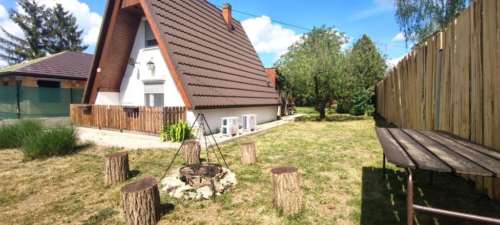 a house with a fence and a bench in the yard at Velencei Odú in Velence
