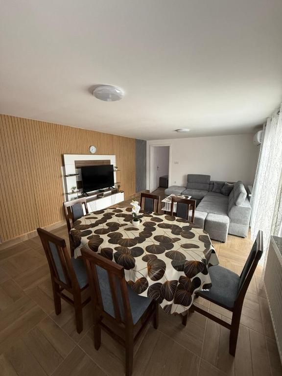 a living room with a table and a couch at Deskom Stan na dan in Despotovac