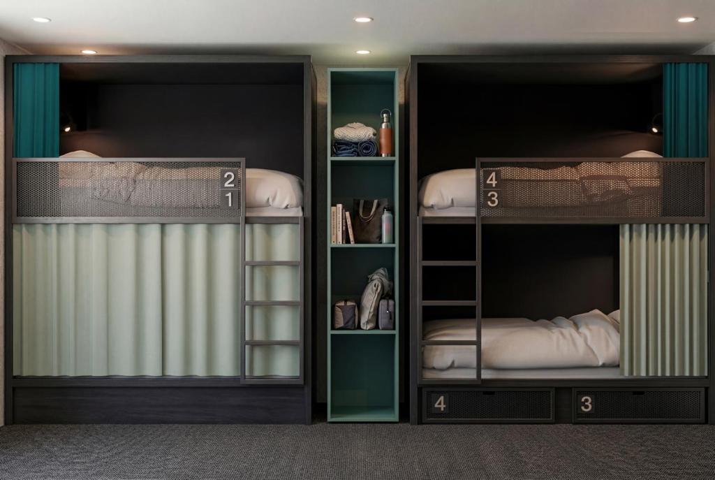 two bunk beds in a room at Auberge du Parc in Delémont