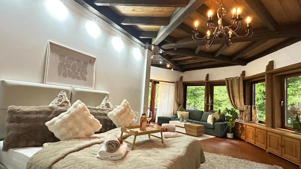 Familienfreundliche 10 min zu Fuß von Legoland entfernt,80 m2 stilvolle Ferienwohnung in einer Villa mit großen Garten, für den ersten Frühstück gefüllten Kühlschrank,Whirlpool, privater Waldstück und wunderschöner Terrasse im Kötz, My Luxury Apartments