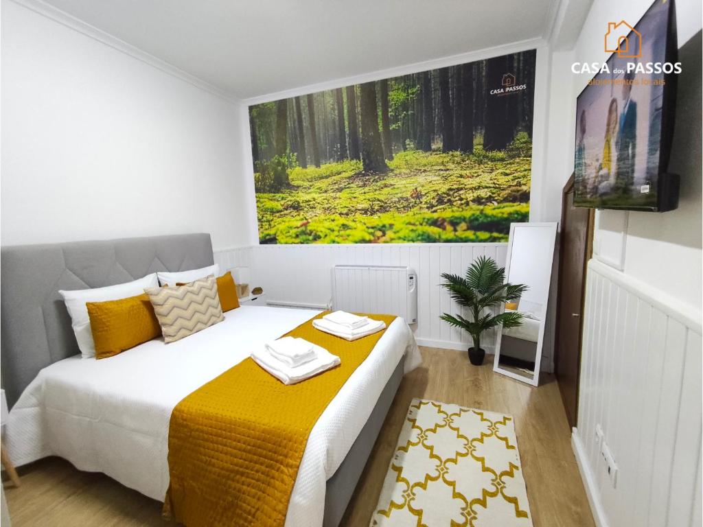 a bedroom with a bed and a painting on the wall at Casa dos Passos 1 in Guarda
