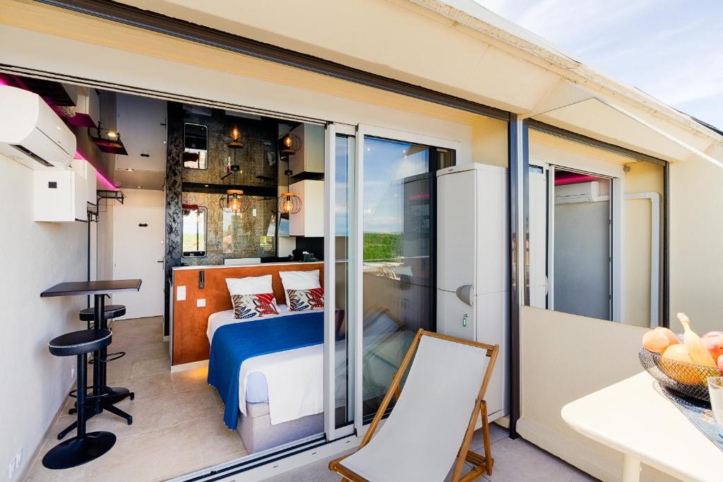 a bedroom in a tiny house with a bed at Cap Cosy studio standing Naturiste Heliopolis Cap d'Agde with Sea View in Cap d'Agde