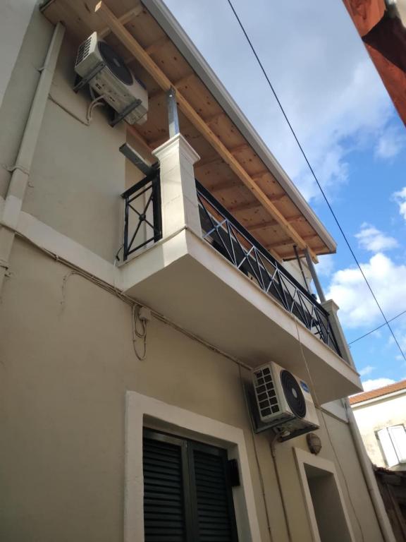 ein Balkon an der Seite eines Hauses in der Unterkunft RIVER SIDE HOUSE in Potámion