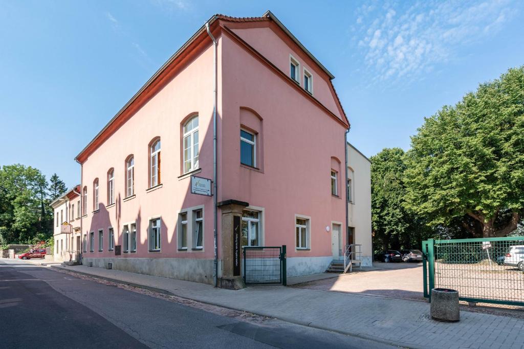 a pink building on the side of a street at Gästezimmer - Meißen in Meißen