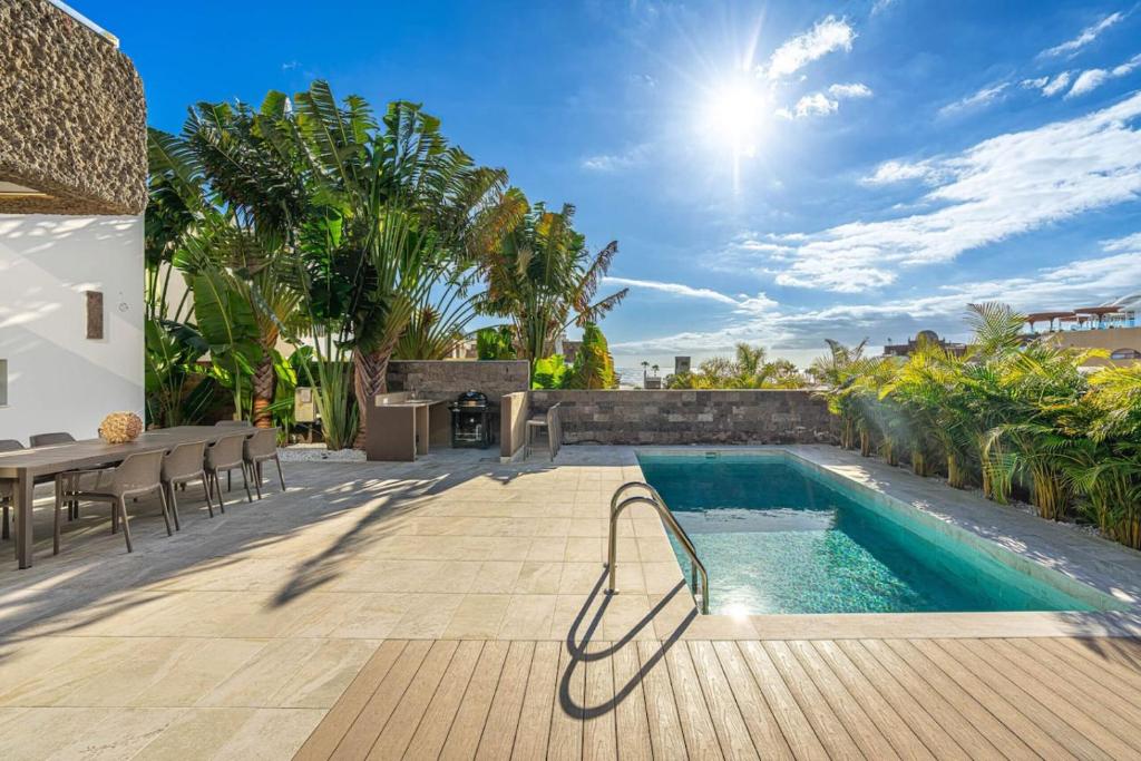 Prime location 5-bedroom villa, Playa Del Duque