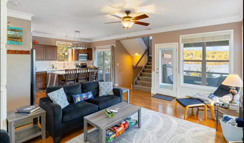 a living room with a couch and a kitchen at Amber Waters Hideaway in Camdenton
