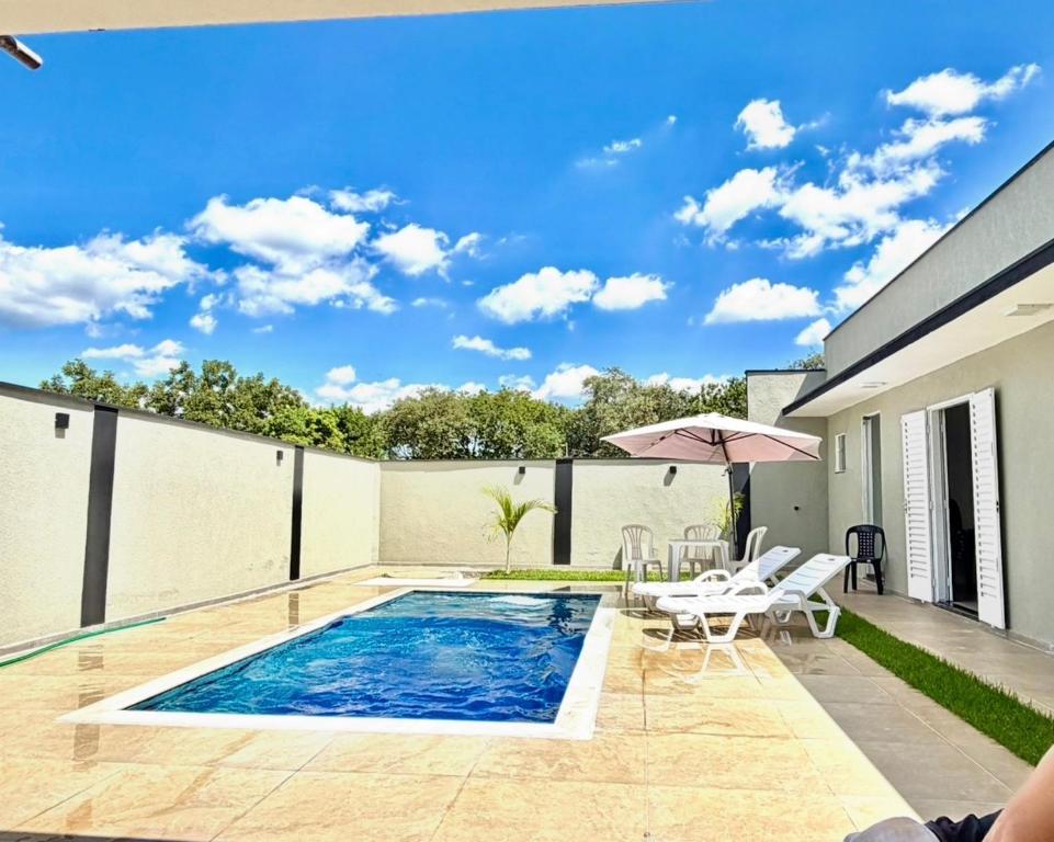 a swimming pool in the backyard of a house at chácara 3A-2 in Pôrto Feliz
