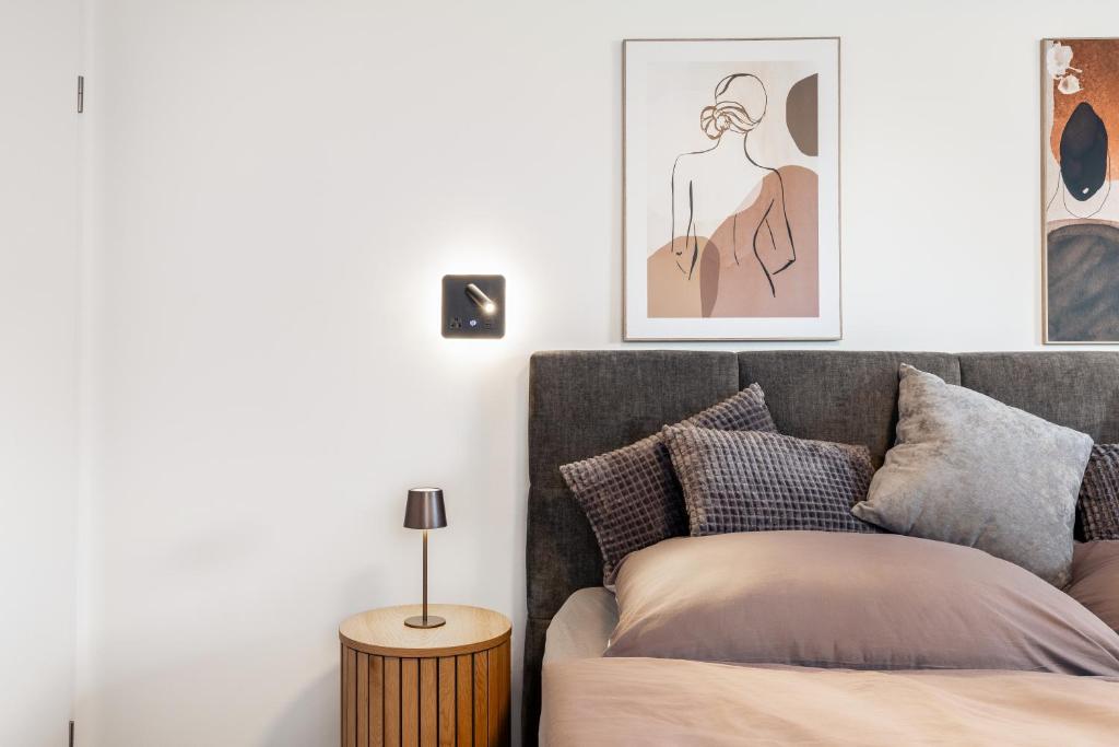 a bedroom with a bed and a picture on the wall at Eifel Quartier im Herzen von Mendig in Mendig