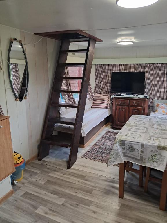 a small room with a bunk bed and a table at Stara Kuźnia in Sosnówka