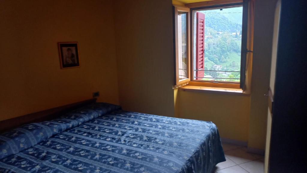 a bedroom with a bed and a window at Albergo Coira Antica Dimora in Santa Brigida