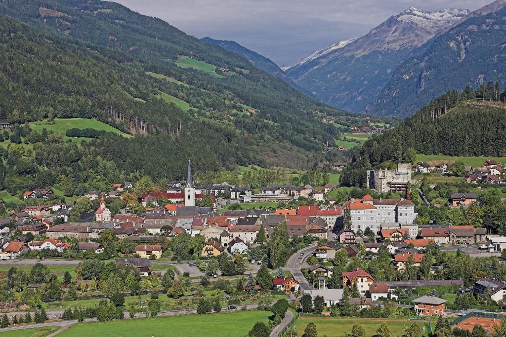 una pequeña ciudad en un valle con montañas en Ferienwohnung Vorstadt en Gmünd in Kärnten