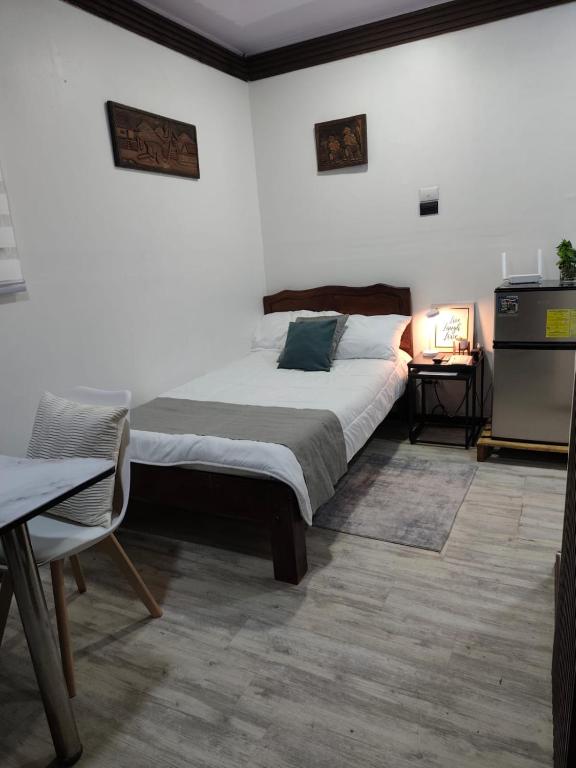 a bedroom with a large bed and a table at Cozy Studio Rohrmoser in San José