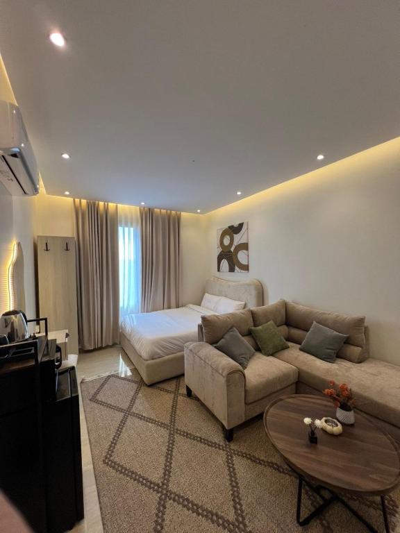 a living room with a couch and a bed at أستديو حديث عصري in Ath Thuqbah