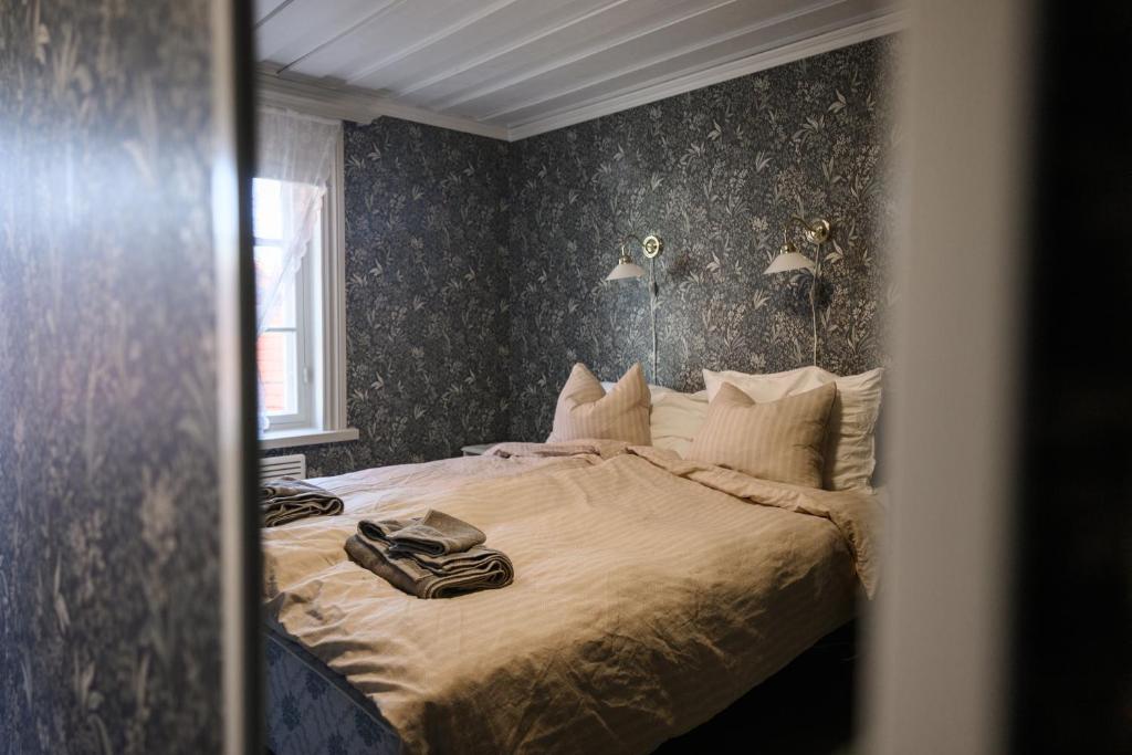 a bedroom with a bed and a mirror at Gården in Östersolf